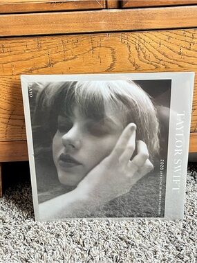 Taylor Swift 2016 Official 16-Month Calendar Black & White Photos-NEW